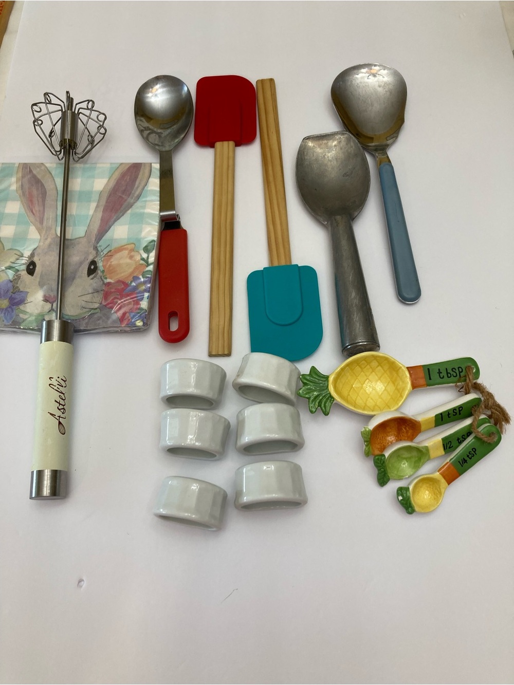 Assorted Bundle of Kitchen Utensils